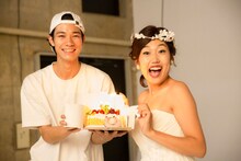 撮影中、バースデーサプライズを受けて喜ぶ横澤夏子（右）。