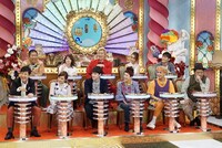 「思わず2度見する！想像を絶するテレビ」のパネラー陣。(c)読売テレビ