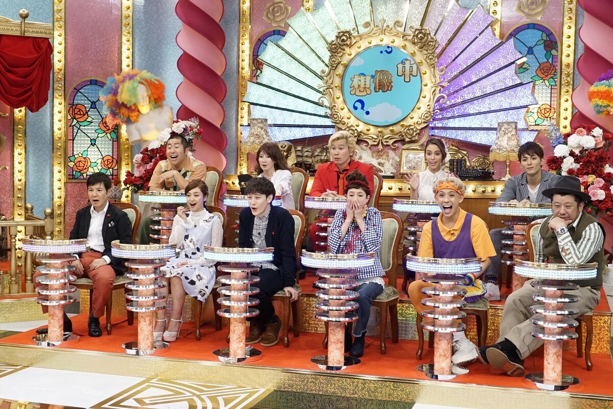 「思わず2度見する！想像を絶するテレビ」のパネラー陣。(c)読売テレビ