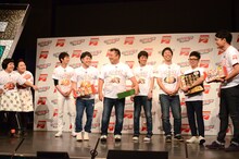 おかずクラブ・ゆいPを狙う千鳥・ノブ（右端）。