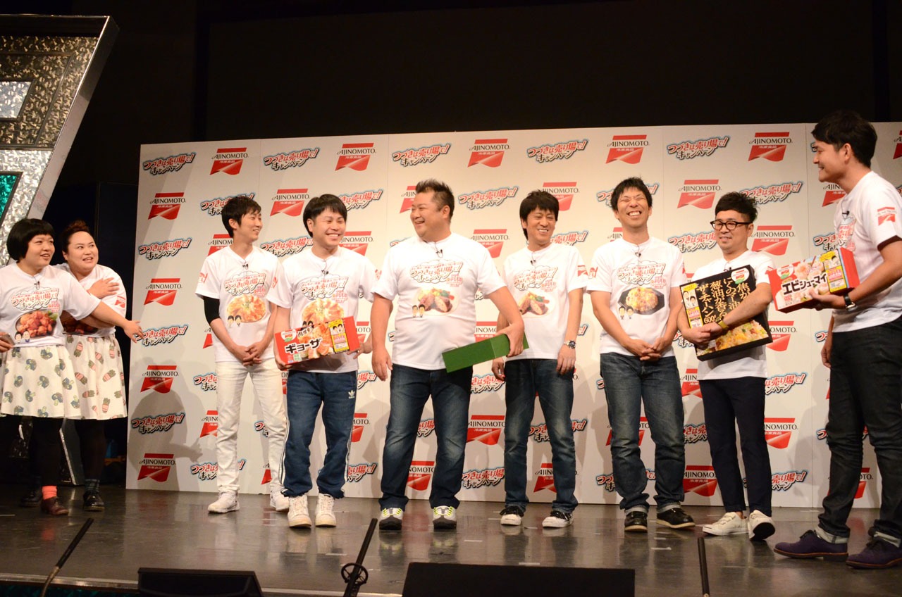 おかずクラブ・ゆいPを狙う千鳥・ノブ（右端）。