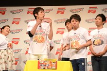 ギョーザを味わうNON STYLE。