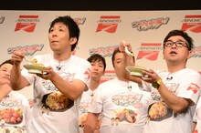 30秒間、食べずに見せるだけでチャーハンのおいしさをアピールしたパンクブーブー。