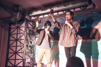 左からシャラ～ペ、モグライダー芝。