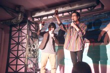 左からシャラ～ペ、モグライダー芝。