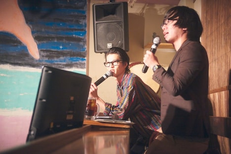 奥からモグライダー芝、シャラ～ぺ。