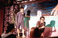 左からAマッソ加納、モグライダー芝。