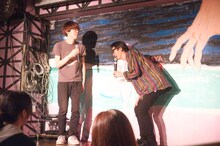 左から真空ジェシカ・ガク、モグライダー芝。