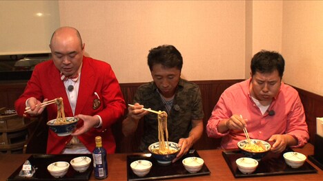 うどんをすする（左から）新宿カウボーイかねきよ、内藤大助、とにかく明るい安村。(c)HBC