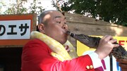 ワニとふれあう新宿カウボーイかねきよ。(c)HBC