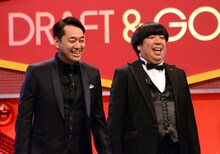 司会のバナナマン。