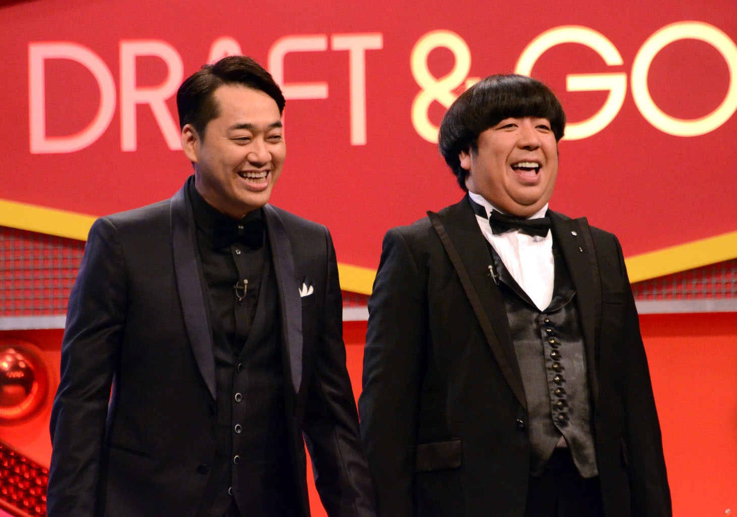 司会のバナナマン。