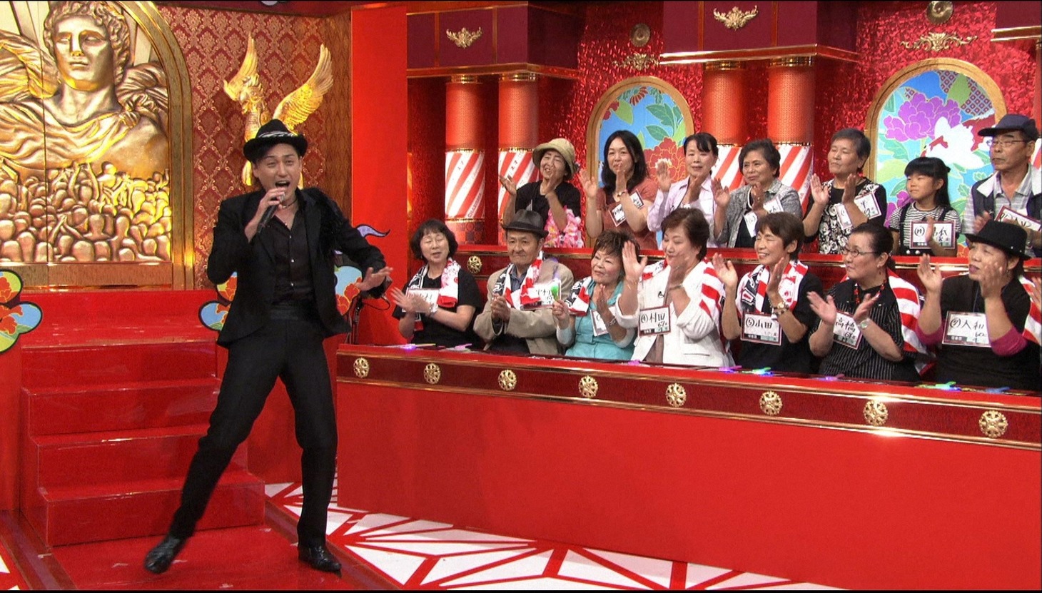 宇都ノ宮晃（左）と、その“信者さん”たち。(c)TBS