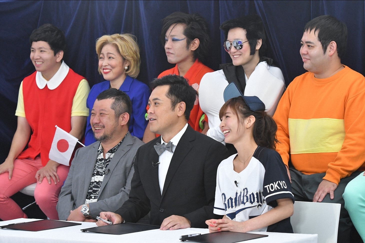 （前列左から）ケンドーコバヤシ、くりぃむしちゅー有田、ほのかと「有田ジェネレーションズ」たち。(c)TBS
