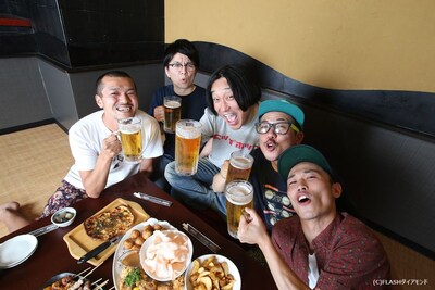 インタビュー時の永野軍団。左からカミナリ竹内、パーティ内山、永野、シオマリアッチ、カミナリ石田。