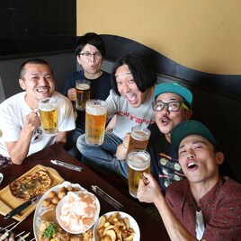 永野の居酒屋インタビューにカミナリら永野軍団参加、ビール片手に語る