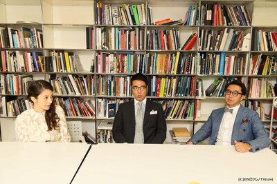 インタビュー中の高橋マリ子とおぎやはぎ。