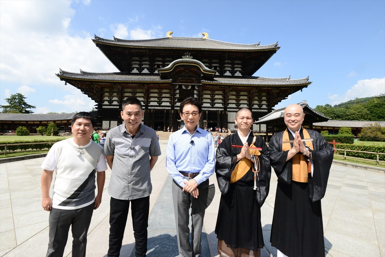 「お坊さんバラエティ ぶっちゃけ寺 3時間SP」に出演する（左から）爆笑問題、古舘伊知郎、お坊さんたち。(c)テレビ朝日