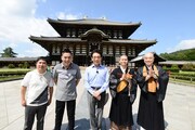 「お坊さんバラエティ ぶっちゃけ寺 3時間SP」に出演する(左から)爆笑問題、古舘伊知郎、お坊さんたち。(c)テレビ朝日