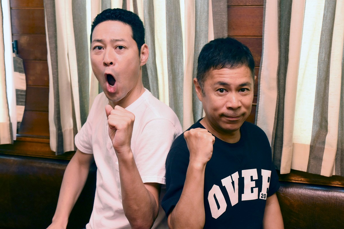 左から東野幸治、ナインティナイン岡村。(c)日本テレビ
