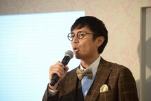 イベント「ほの色アカデミー」で講義を行うチュートリアル徳井。