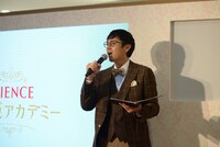 イベント「ほの色アカデミー」で講義を行うチュートリアル徳井。