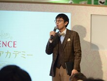 イベント「ほの色アカデミー」で講義を行うチュートリアル徳井。