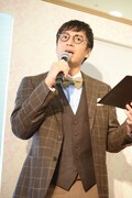 イベント「ほの色アカデミー」で講義を行うチュートリアル徳井。