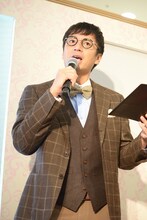 イベント「ほの色アカデミー」で講義を行うチュートリアル徳井。