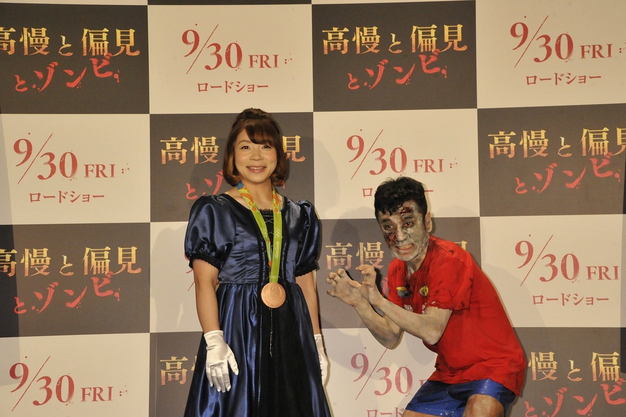 左から三宅宏実選手、猫ひろし。