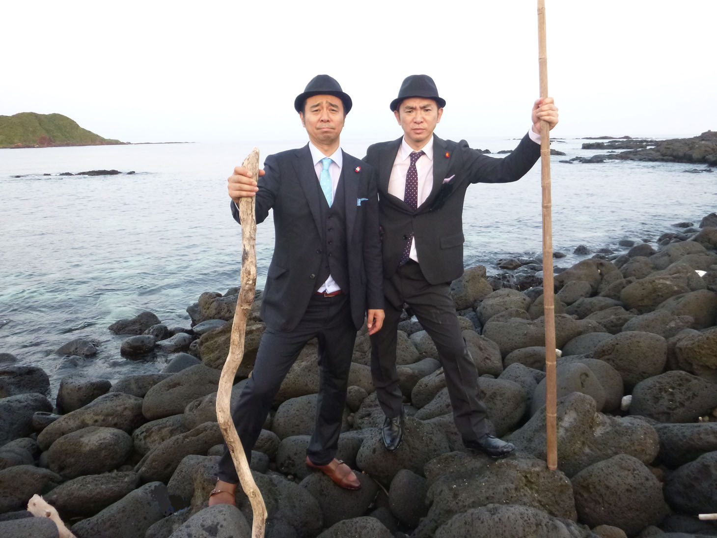 「無人島0円生活」に出演する、よゐこ。(c)テレビ朝日