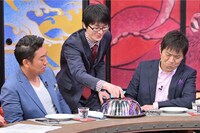 思い出のご飯を披露するスーパーマラドーナ田中（中央）。(c)MBS