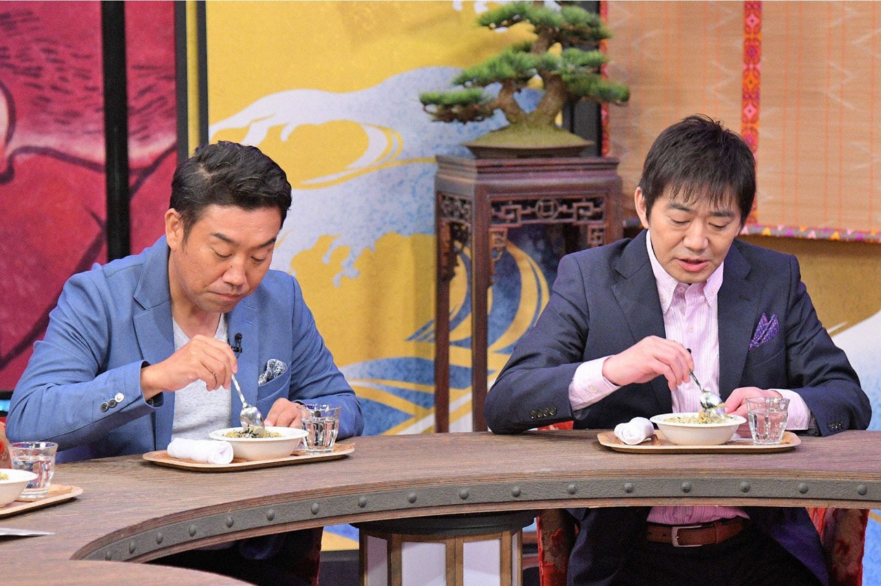 試食するメッセンジャー。(c)MBS