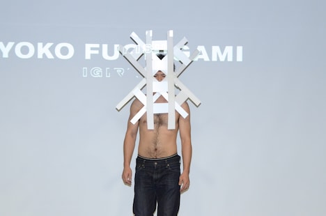 YOKO FUCHIGAMIが渋谷のスクランブル交差点をイメージして作ったアクセサリ。