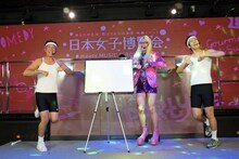 藤崎マーケット、ZAZY、ギャロップ毛利によるコラボネタの様子。