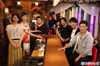 「天海祐希・石田ゆり子のスナックあけぼの橋」に出演する、ずん飯尾（後方中央）。