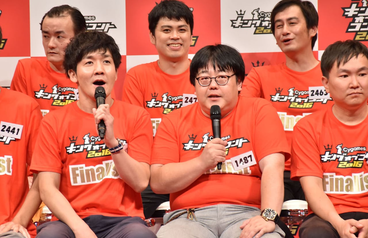 会見に参加したタイムマシーン3号（前列左から2人）。