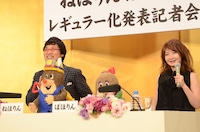 記者会見の様子。