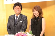 フォトセッションに応じる南海キャンディーズ山里とYOU。