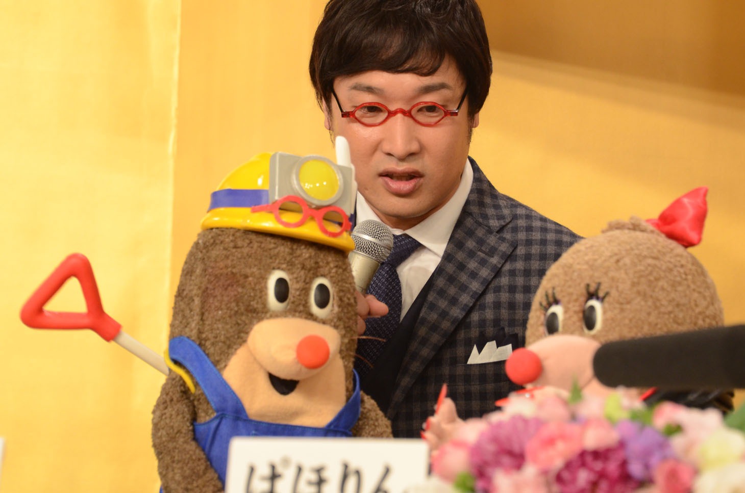 人形を操る職人技に驚く南海キャンディーズ山里。
