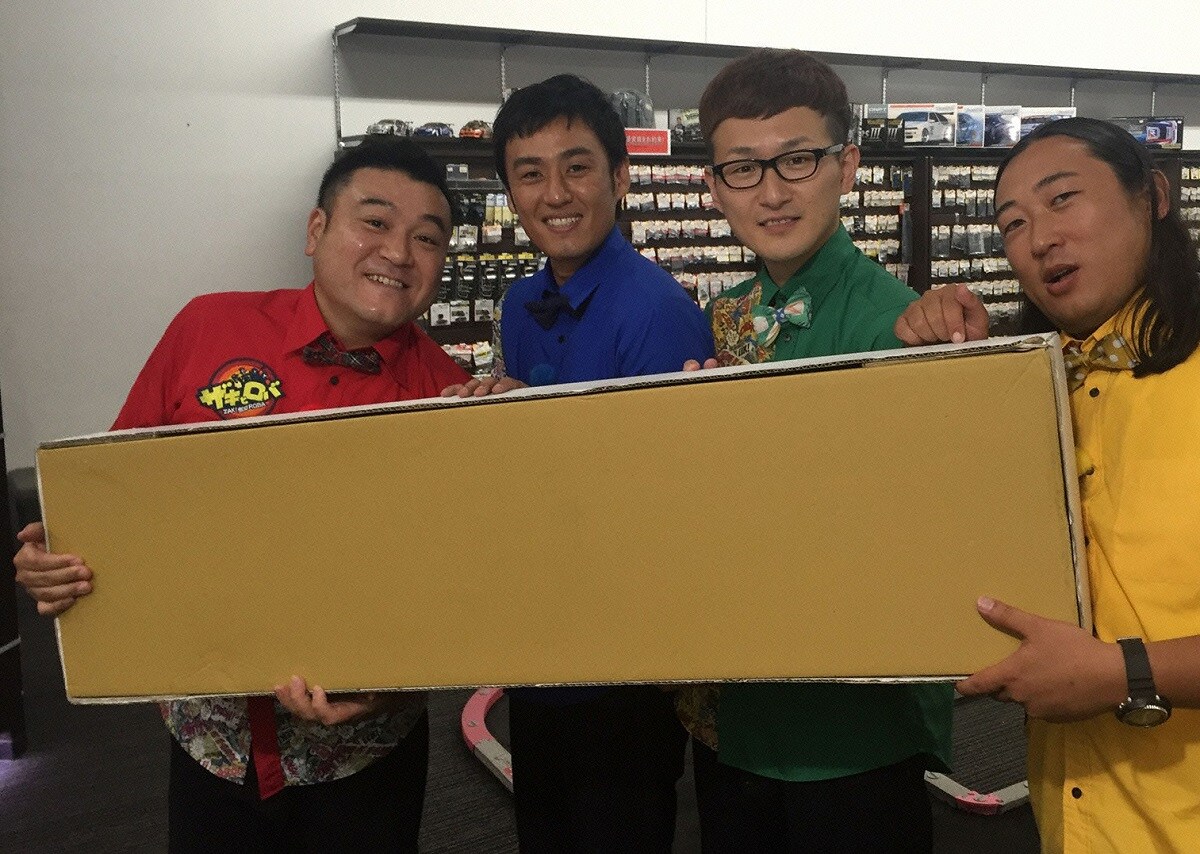 悪ふざけしすぎた前回から1カ月、山崎＆ロバートが再び道路沿いの看板に注目