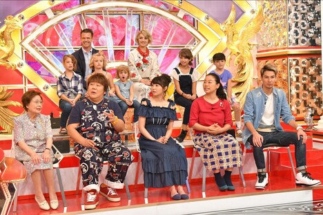 スタジオ出演者たち。(c)TBS