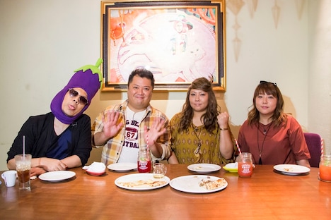 左から天竺鼠・川原、ブラックマヨネーズ小杉、海原やすよ ともこ。(c)テレビ大阪