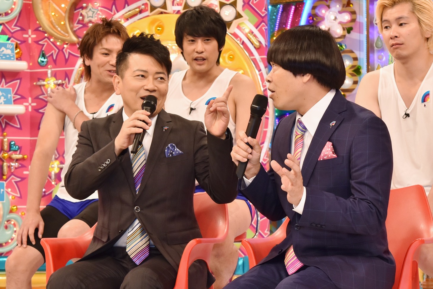 会見中の雨上がり決死隊（前列）。