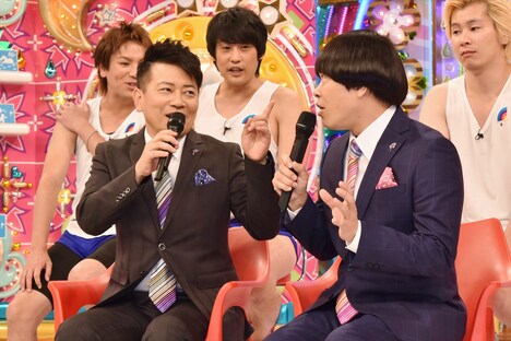 会見中の雨上がり決死隊（前列）。