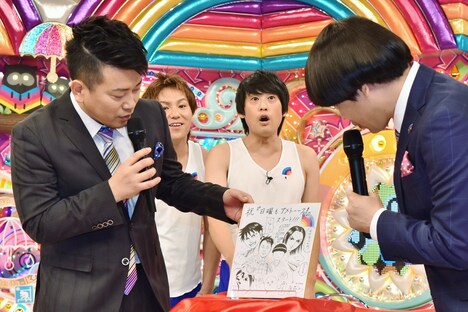 マンガ「キングダム」の作者・原泰久から寄せられた色紙が披露された場面。