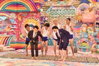 足つぼマットに悶絶する芸人たち。