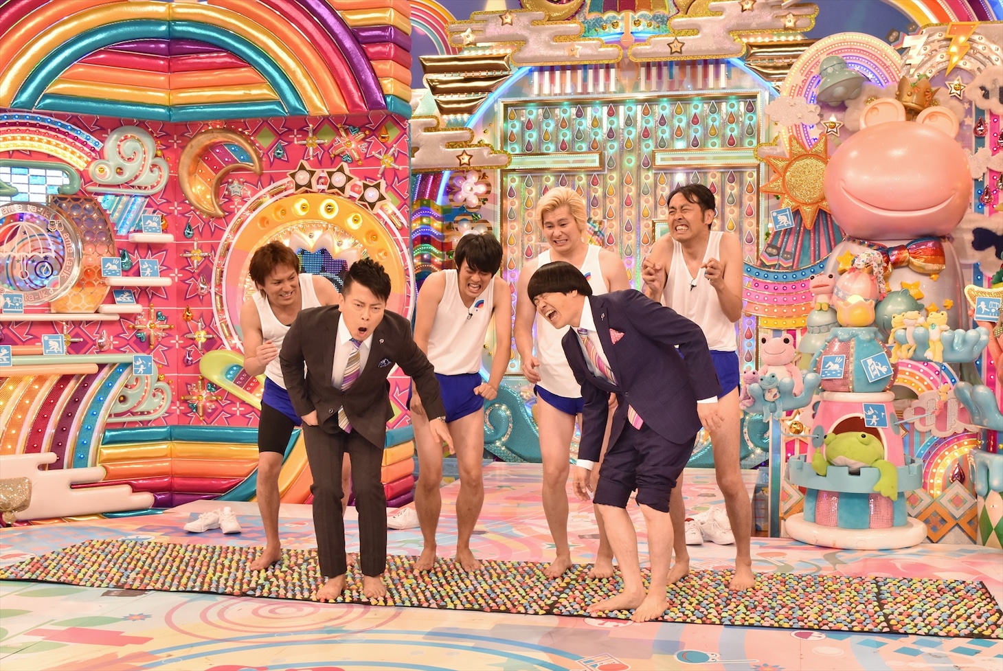 足つぼマットに悶絶する芸人たち。