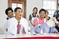 二人羽織に挑戦するゲストたち。(c)テレビ東京