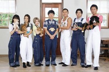 「超かわいい映像連発！どうぶつピース!!」司会のオードリーと初回ゲスト。(c)テレビ東京